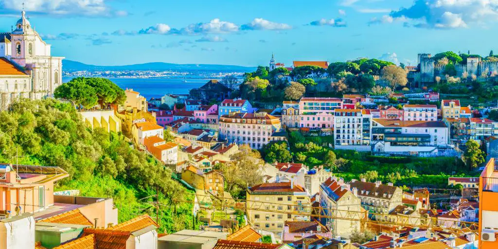 Vistas de coloridos tejados en Lisboa 