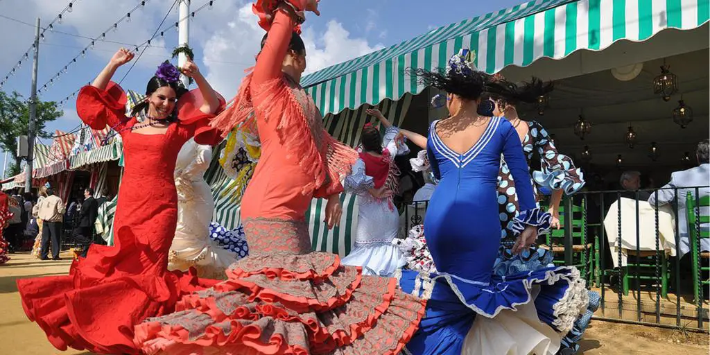 Bailarines de flamenco en la Feria de Abril de Sevilla, España