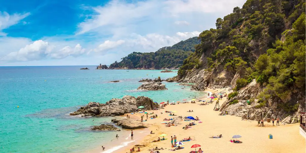 Playas de Lloret de Mar en un hermoso día de verano, Costa Brava, Cataluña, España