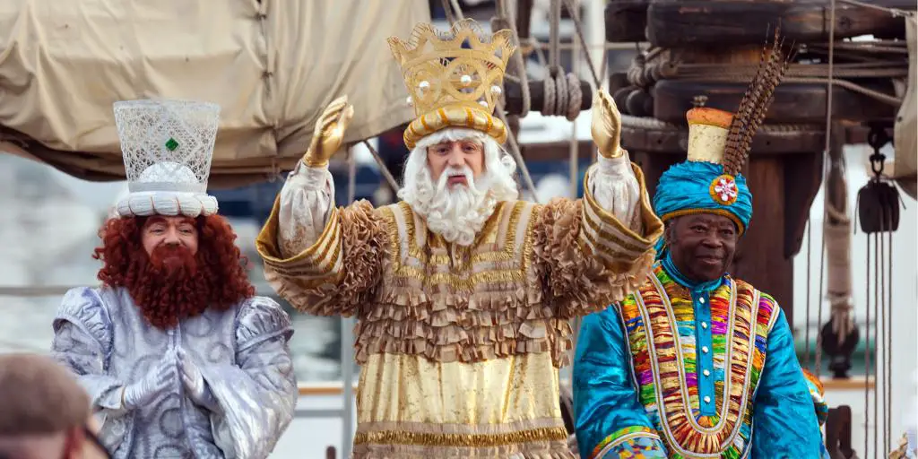 Cabalgata de Reyes Magos en el desfile del Día de los Reyes Magos en Barcelona, ​​España