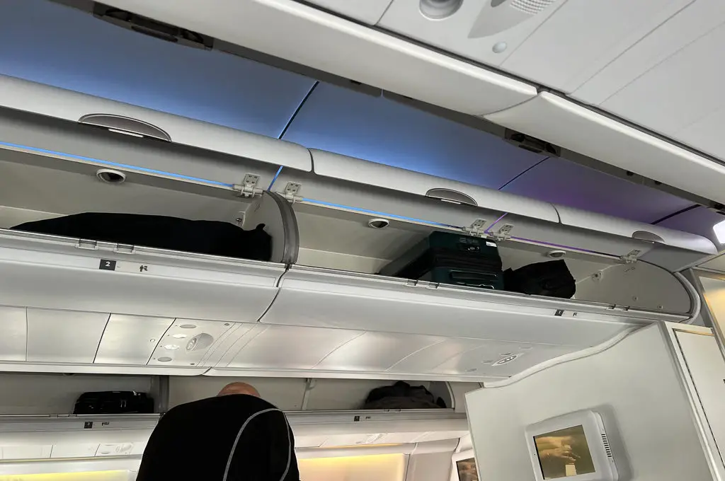 Almacenamiento superior en el asiento del A330 de primera clase de Hawaiian Airlines
