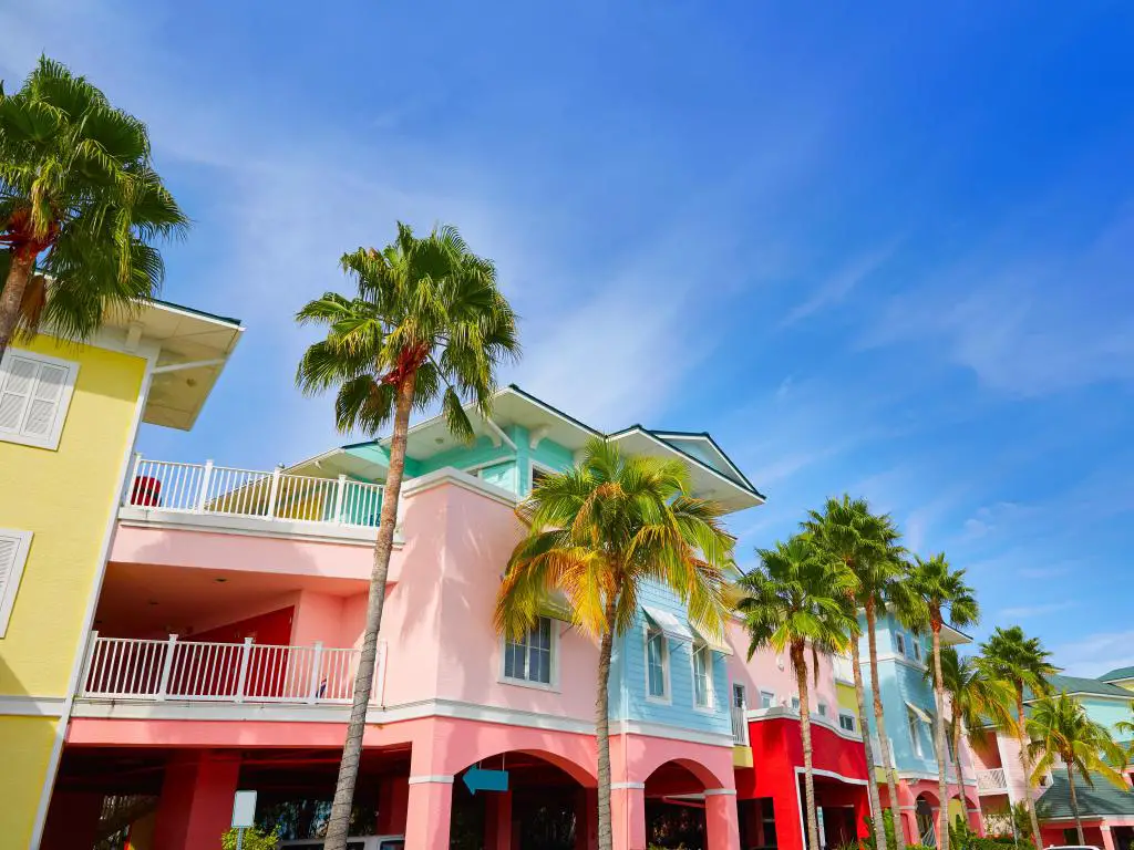 Coloridas fachadas de edificios y palmeras en Fort Myers, Florida, EE.UU.