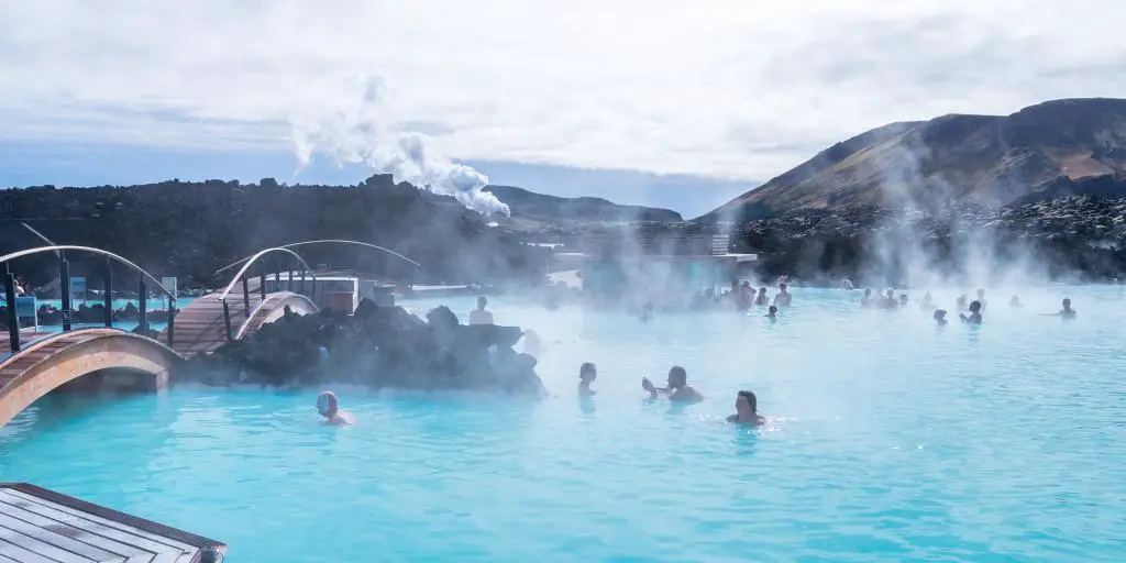 Gente bañándose en la Laguna Azul en Islandia 