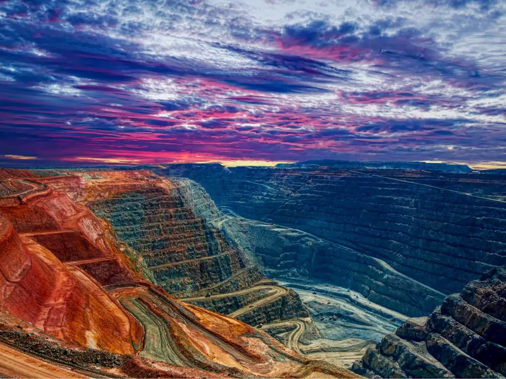 Una vez que la mina de oro a cielo abierto más grande de Australia, The Super Pit con el cielo mirando al atardecer