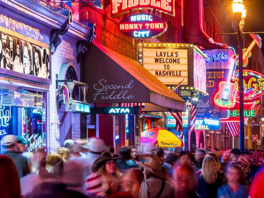 Nashville, Tennessee, EE.UU. con letreros de neón en el área de Lower Broadway.