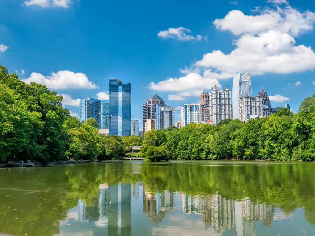Atlanta, Georgia, Estados Unidos, con vistas al horizonte del centro de Atlanta desde el parque y los edificios que se reflejan en el borde del agua.
