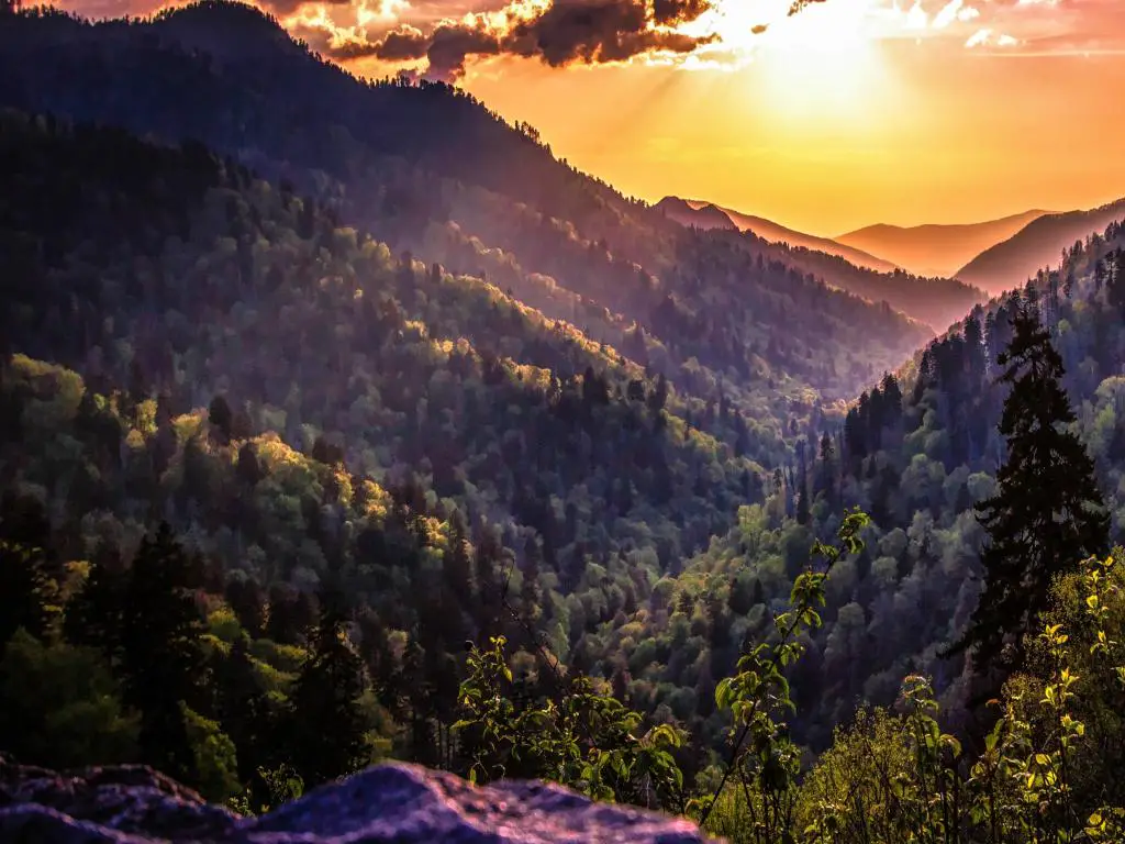 Great Smoky Mountains, Tennessee, EE.UU. tomada al atardecer con el horizonte sobre las Great Smoky Mountains desde Morton pasa por alto en Newfound Gap Road en Gatlinburg, Tennessee.