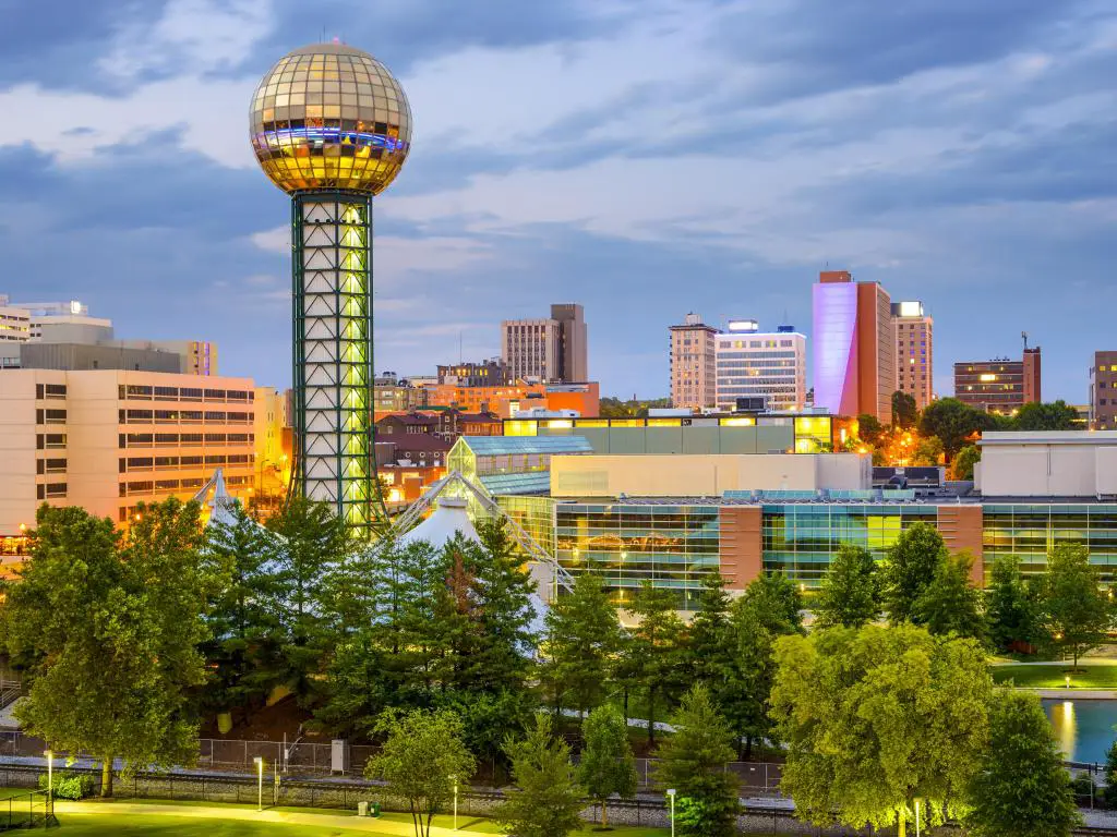 El horizonte de la ciudad de Knoxville, Tennessee, EE.UU. en el parque de la feria mundial a primera hora de la tarde.