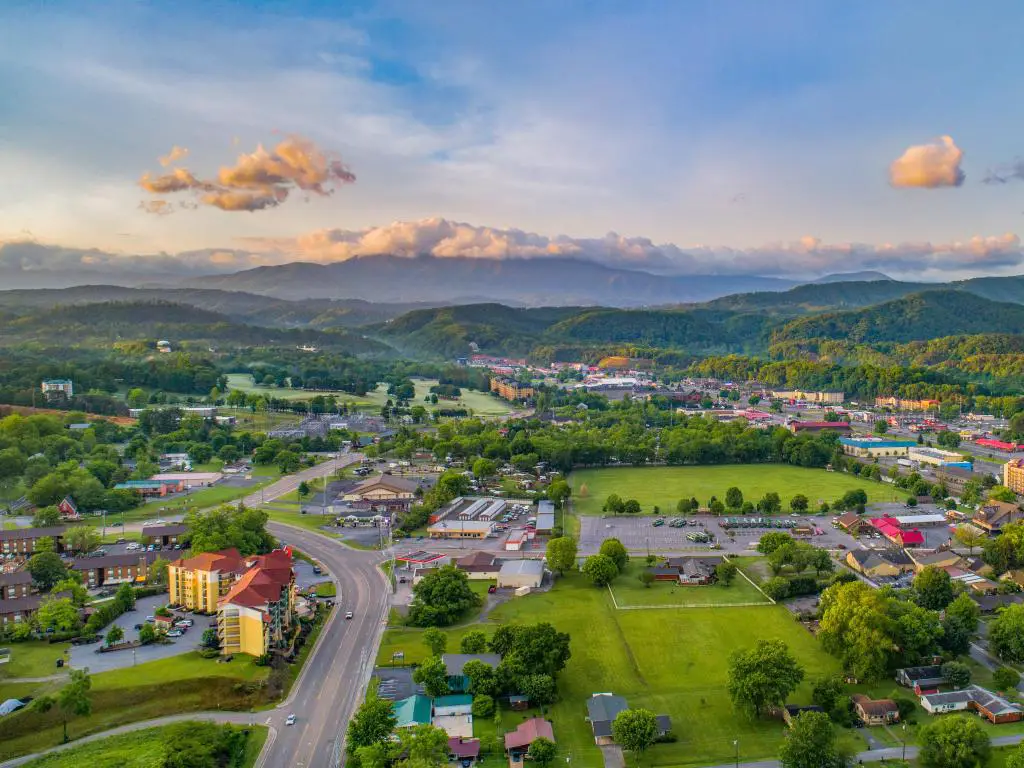 Pigeon Forge, Tennessee, EE. UU. y Sevierville tomadas como una vista aérea con la ciudad y las montañas a lo lejos. 