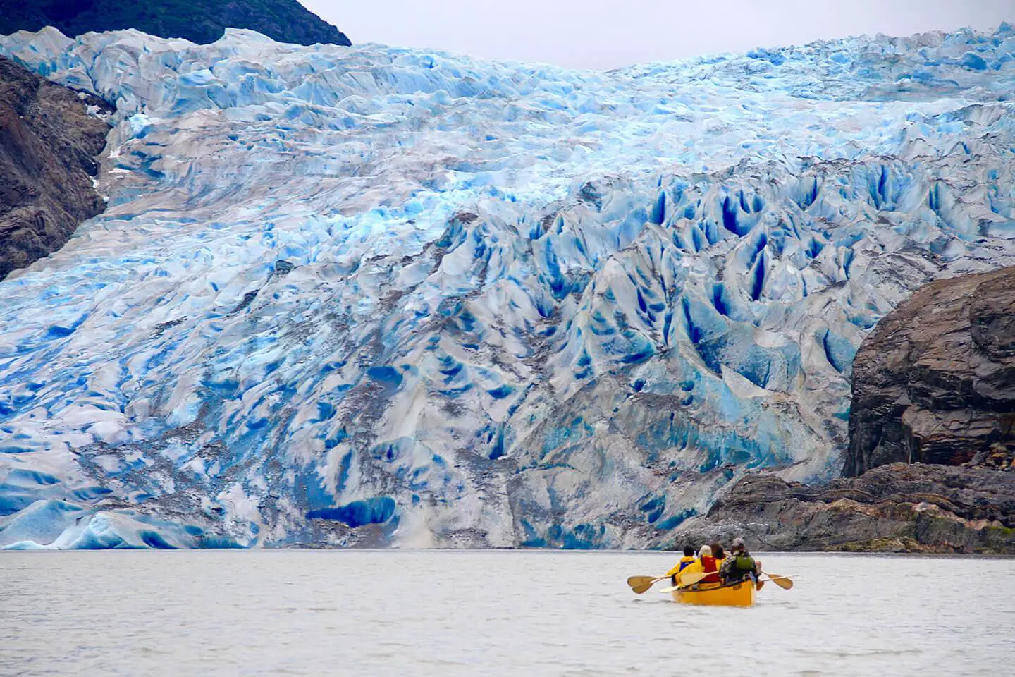 Paleta de glaciar en canoa