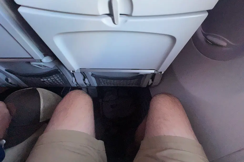 Espacio para las piernas de Alaska Airlines Premium Class en un 737-900.