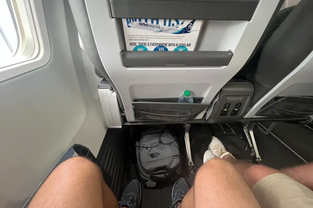 Mampara con espacio para las piernas de Alaska Airlines Premium Class