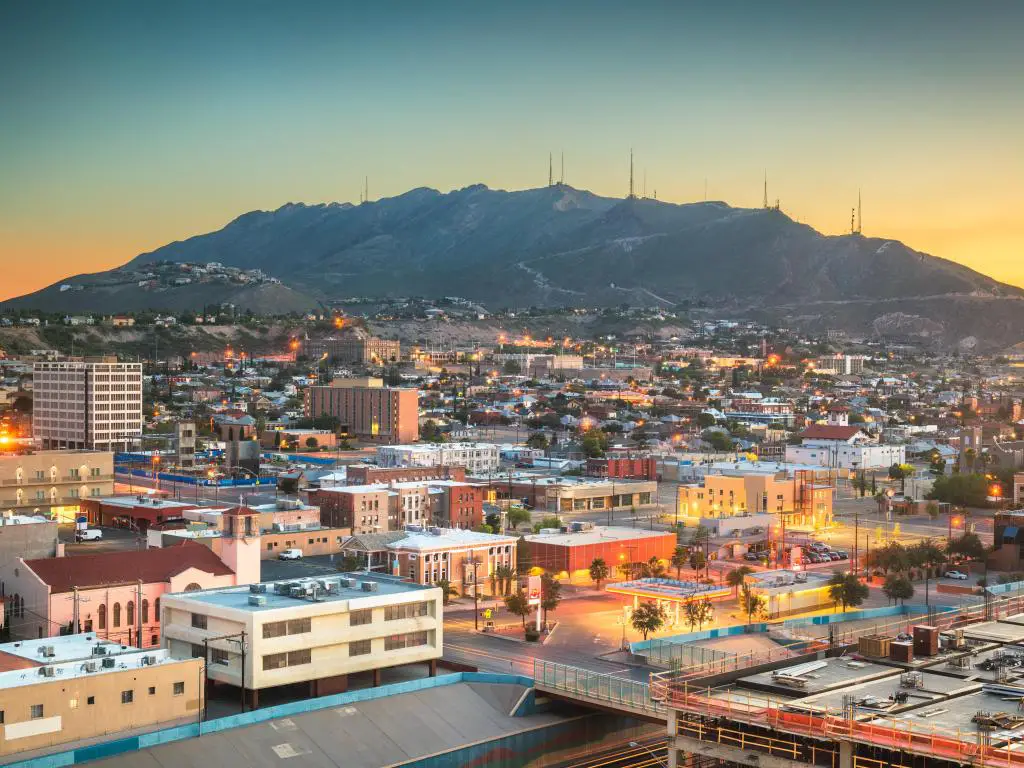 El Paso, Texas, EE.UU. el centro de la ciudad hacia Scenic Drive Overlook al amanecer.