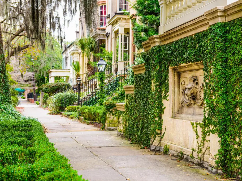 Savannah, Georgia, EE.UU. tomada en las aceras y casas adosadas del centro histórico.