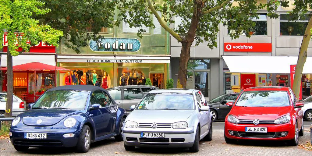 Una fila de autos Volkswagen estacionados frente a una tienda en Alemania