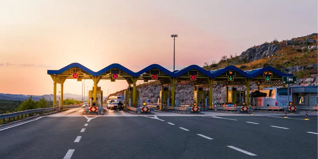 Los coches pasan por una carretera de peaje en una autopista en Croacia