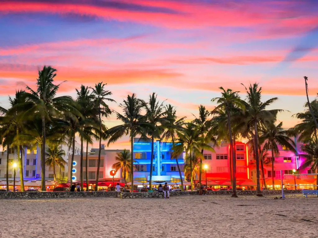 Miami Beach, Florida, EE.UU. en Ocean Drive al atardecer.
