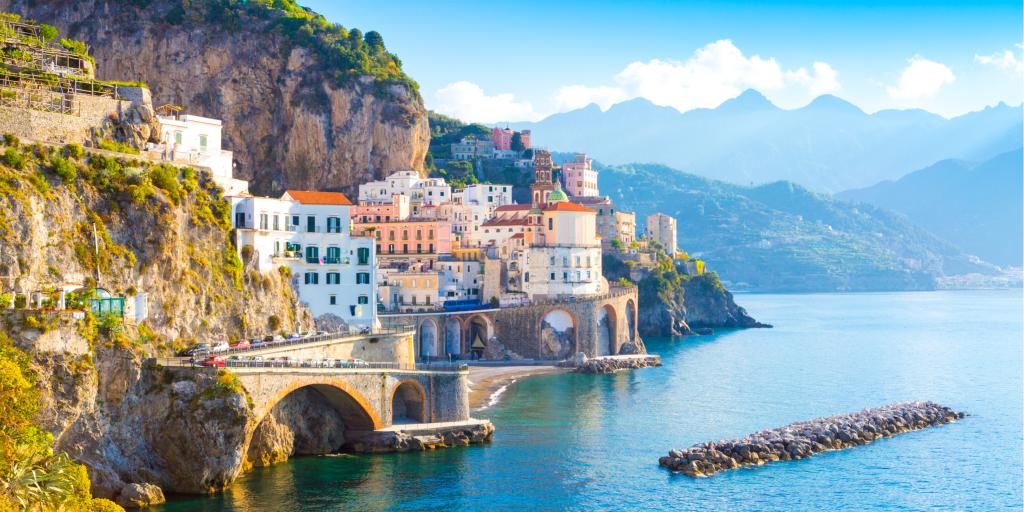 Vista matutina del paisaje urbano de Amalfi en la costa del mar Mediterráneo