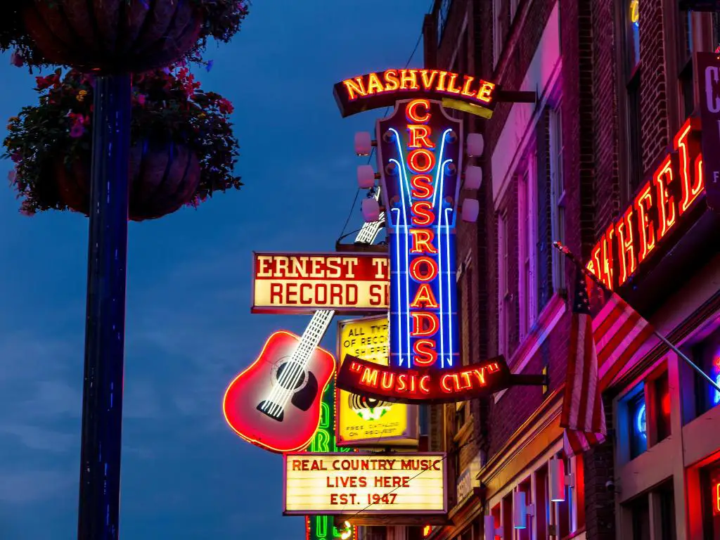 Nashville, Tennessee, EE.UU. con letreros de neón en el área de Lower Broadway por la noche.