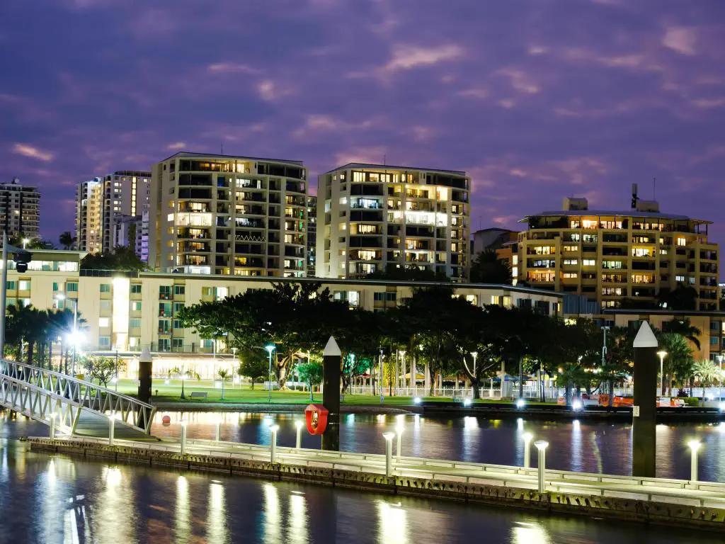 Darwin, Territorio del Norte, Australia, tomada en el puente frente al mar al atardecer, por la noche.  Edificios de apartamentos con vistas al mar, balcones con luz de fondo.
