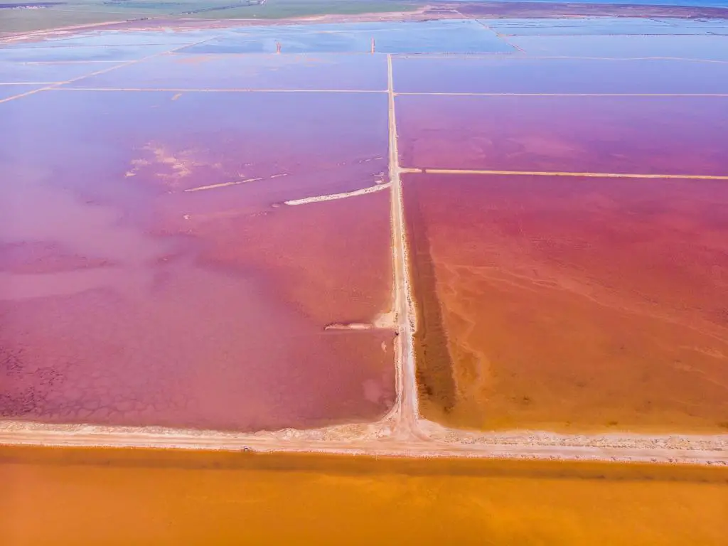 Lago Bumbunga, Australia tomado como una vista aérea del lago salado en tonos rosa y naranja.