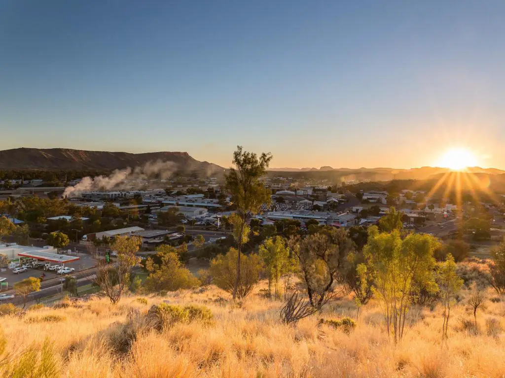 Alice Springs, Australia con vistas a Alice Springs en la distancia tomada al atardecer.