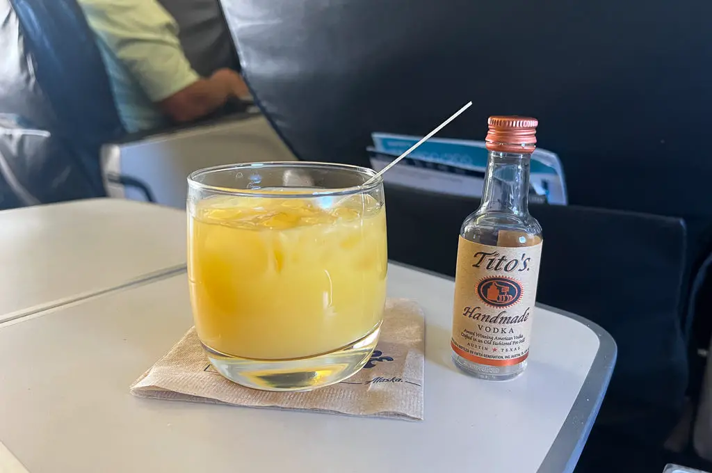 Bebida de destornillador de primera clase de Alaska Airlines