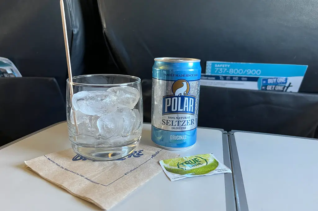 Bebida de agua con gas de primera clase de Alaska Airlines