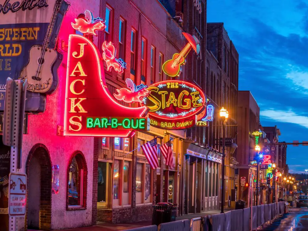 Nashville, Tennessee, EE.UU. con vistas a los letreros de neón en el área de Lower Broadway por la noche.