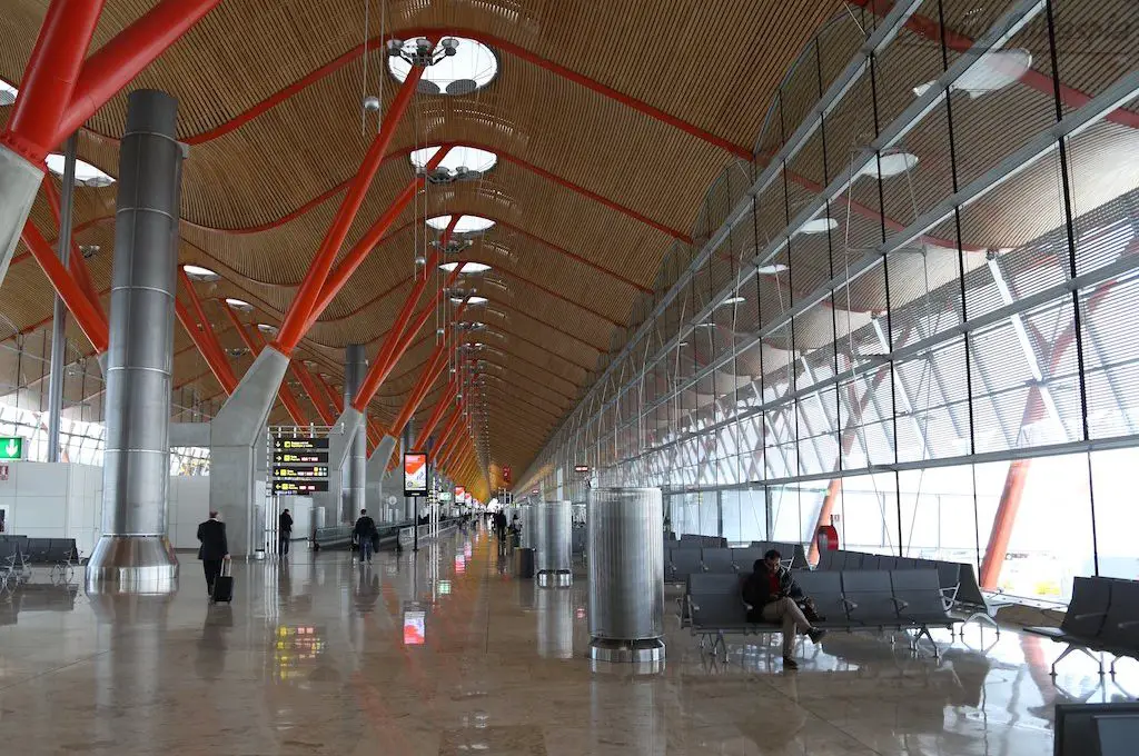 Dentro de la Terminal 4 del Aeropuerto de Barajas en Madrid