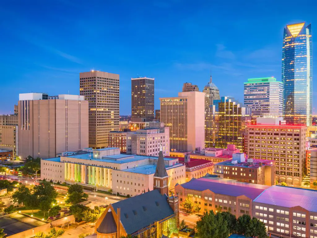 Oklahoma City, Oklahoma, EE.UU. tomada con vistas al horizonte del centro de la ciudad al atardecer.