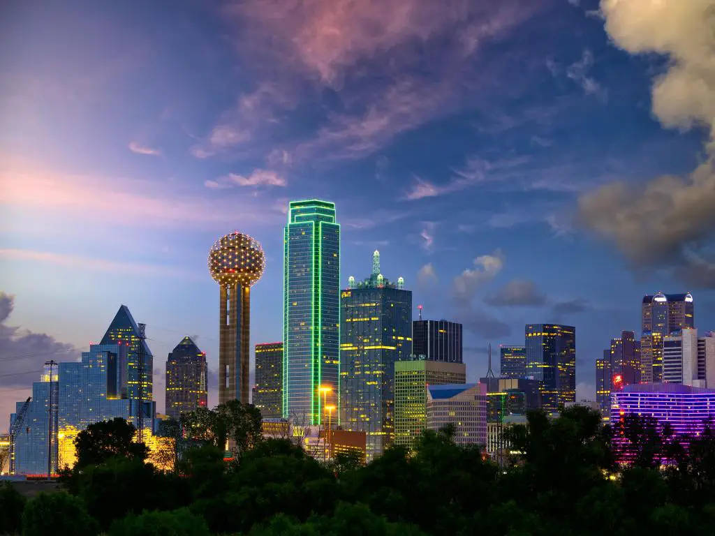 Dallas, Texas, EE.UU. con el horizonte de la ciudad al atardecer.