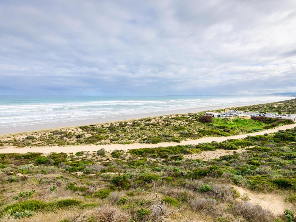 Goolwa, Australia Meridional, con vistas a la playa, a las dunas de arena y al mar a lo lejos.