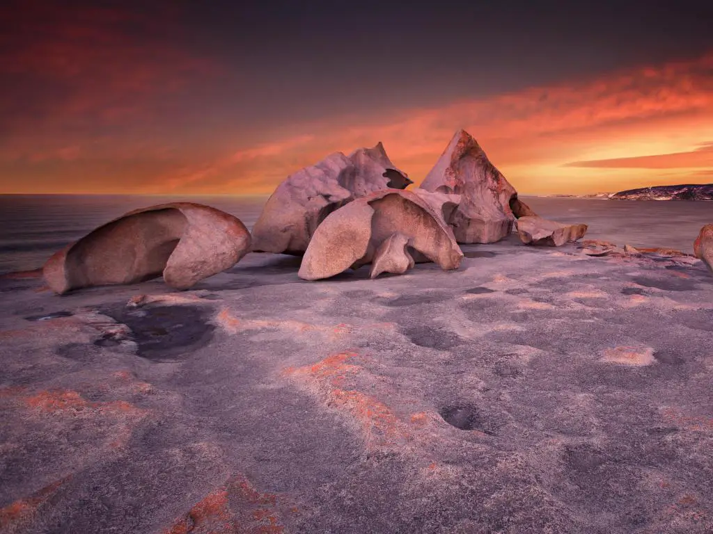 Isla Canguro, Australia del Sur con vistas a las Rocas Remarkable en Isla Canguro al atardecer.