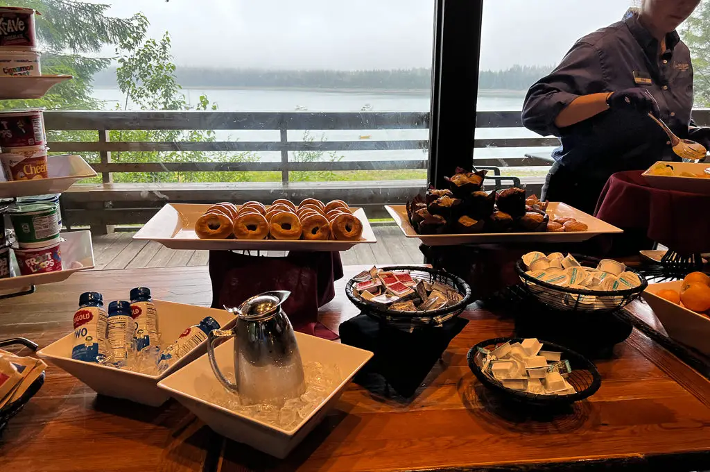 Desayuno en el restaurante Glacier Bay Lodge Fairweather
