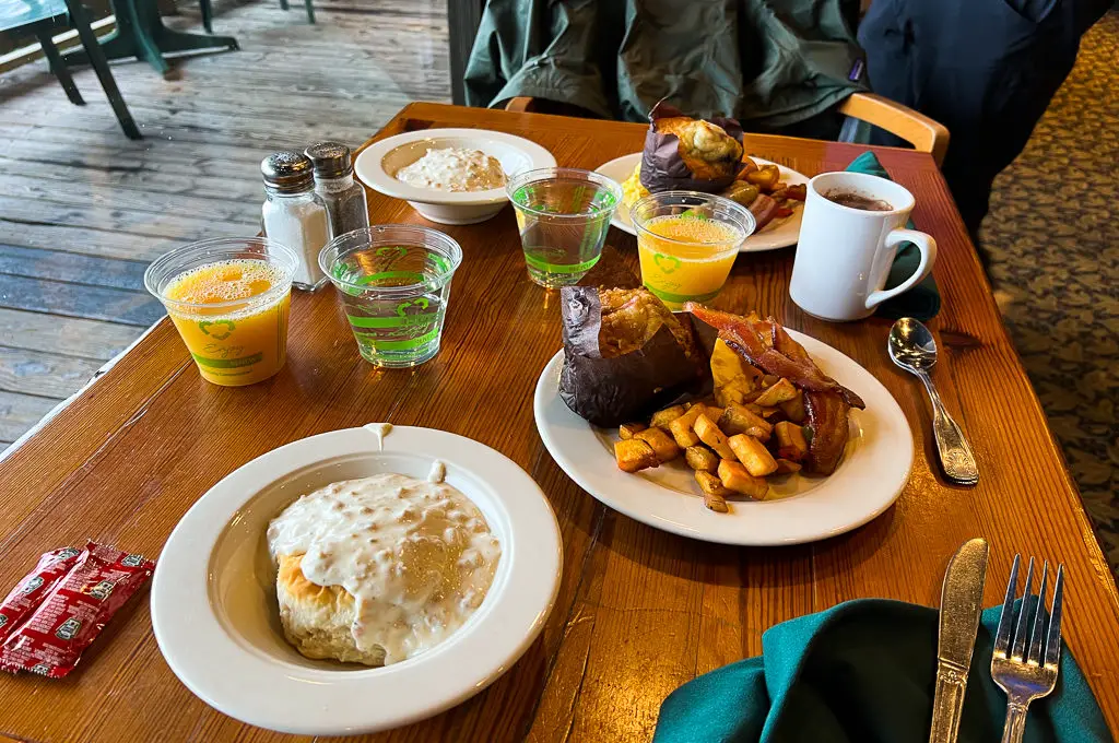 Desayuno en el restaurante Glacier Bay Lodge Fairweather