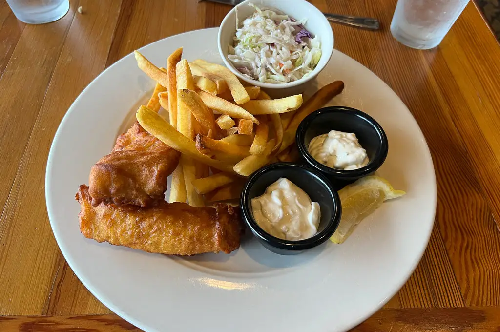 Pescado y papas fritas en el restaurante Glacier Bay Lodge Fairweather