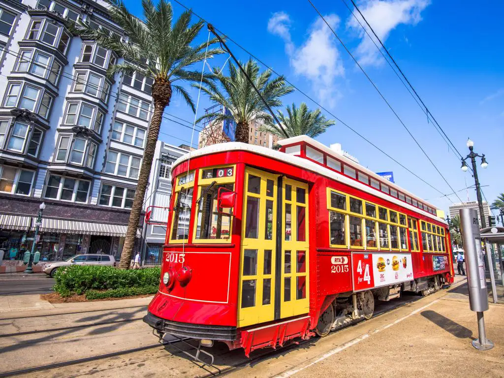 Nueva Orleans, Luisiana, EE.UU. con un tranvía en el centro de Nueva Orleans en Canal Street en un día soleado con edificios en el fondo.