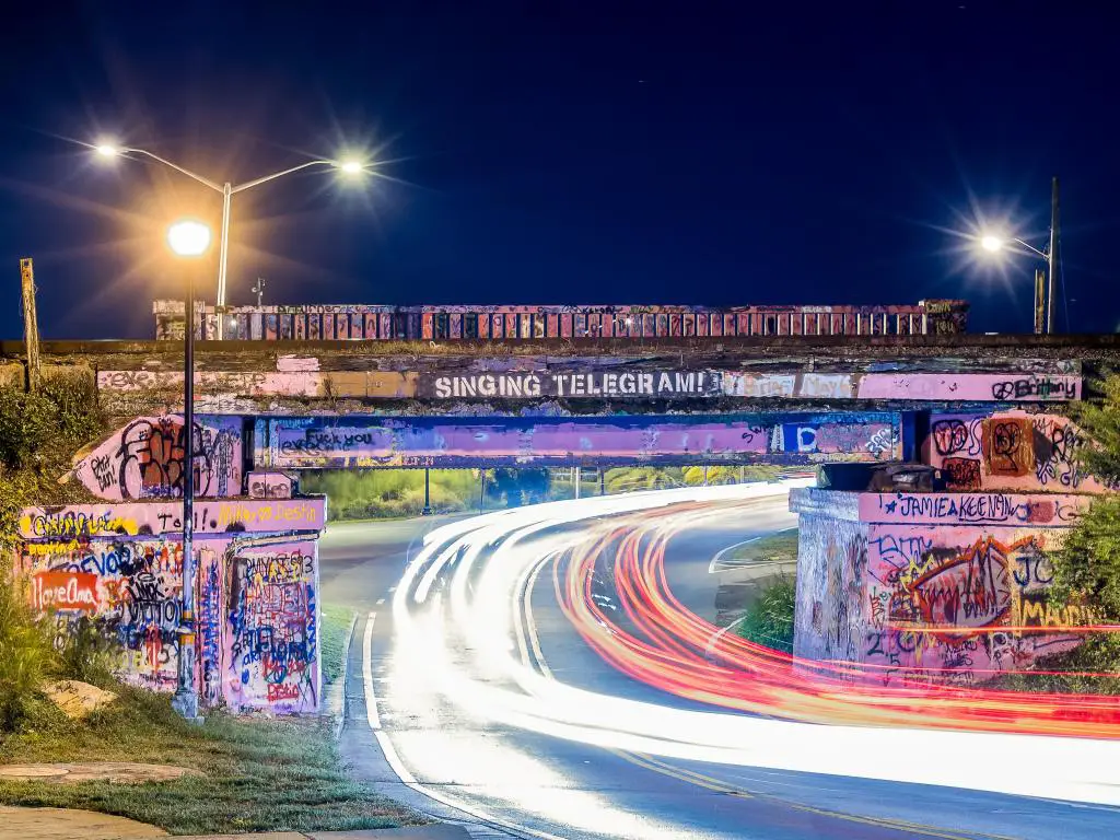 Graffiti Bridge, Pensacola, EE.UU. con vistas al puente tomadas de noche.