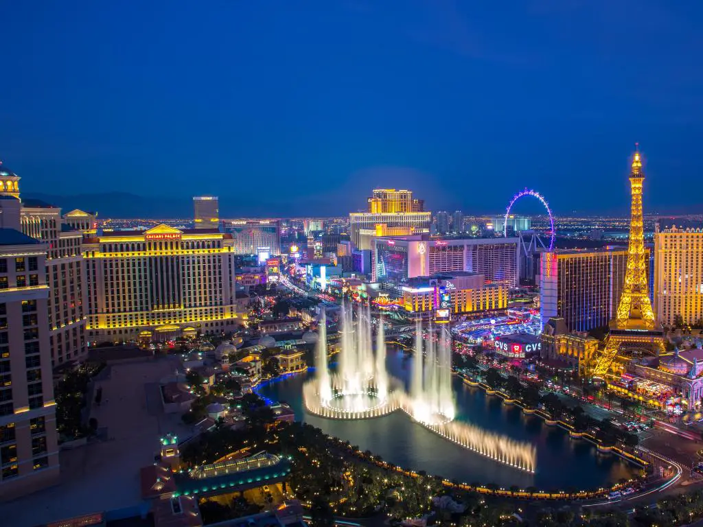 Las Vegas, EE.UU. con una vista iluminada Las fuentes del Bellagio Hotel y el Strip de Las Vegas tomadas por la noche.