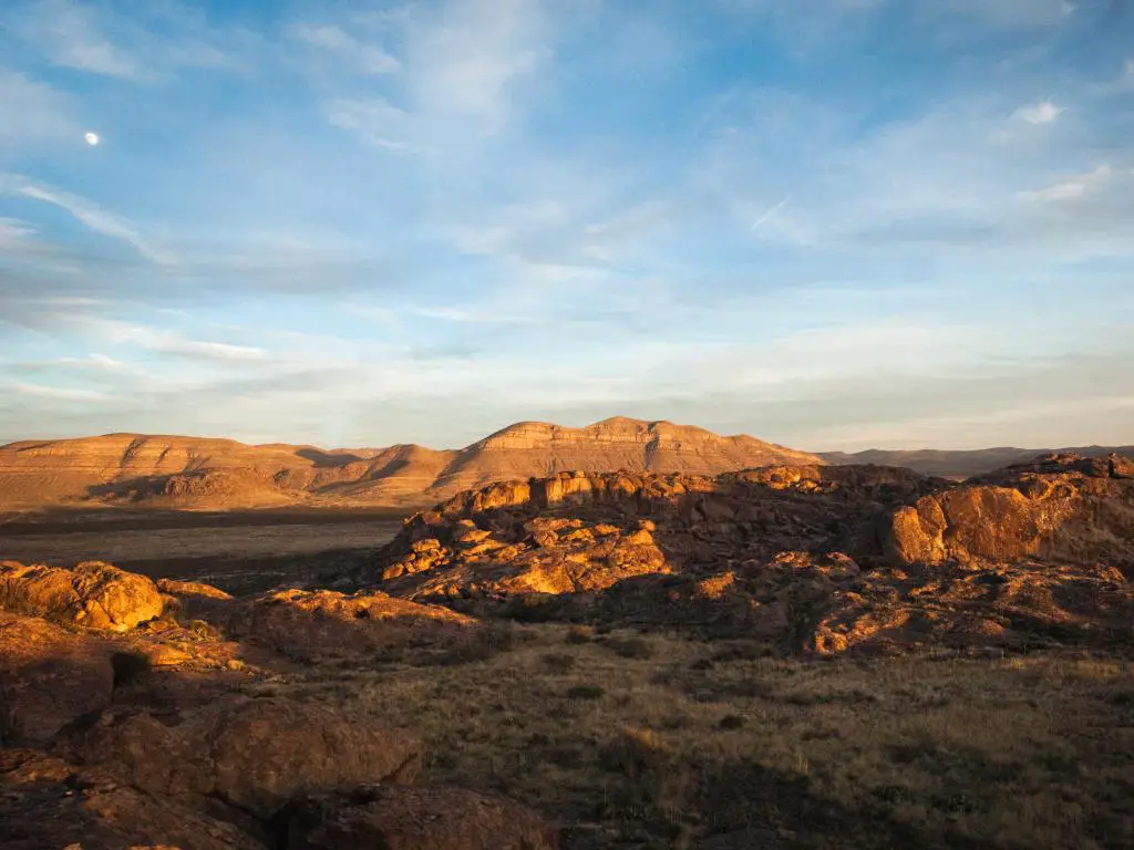 El Paso, Texas, EE.UU. con la puesta de sol a través de las montañas en Hueco Tanks.