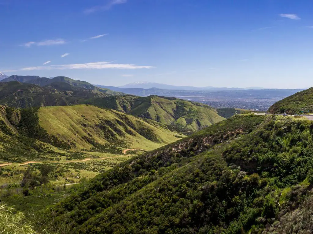 Montañas de San Bernardino, Condado de San Bernardino, California, EE.UU. con una vista colorida del Valle de San Bernardino desde las Montañas de San Bernardino en un día soleado, Rim of the World Scenic Byway.