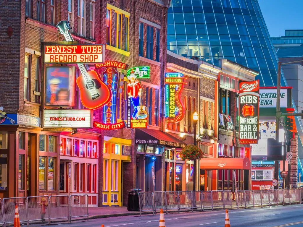 Nashville, Tennessee, EE.UU. Honky-tonks en Lower Broadway.  El distrito es famoso por los numerosos establecimientos de entretenimiento de música country.