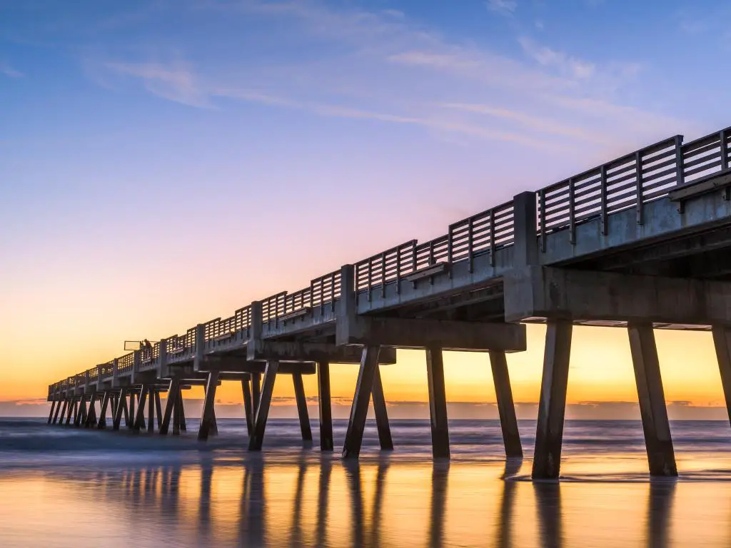Jacksonville, Florida, EE.UU., con vistas a la playa del muelle de Jacksonville al amanecer.