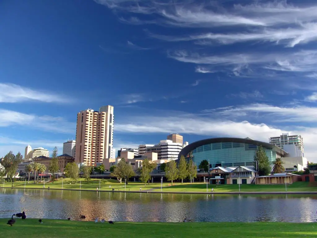 Adelaida, Australia, con vistas a la ciudad a lo lejos y al río Torrens en primer plano en un día soleado.