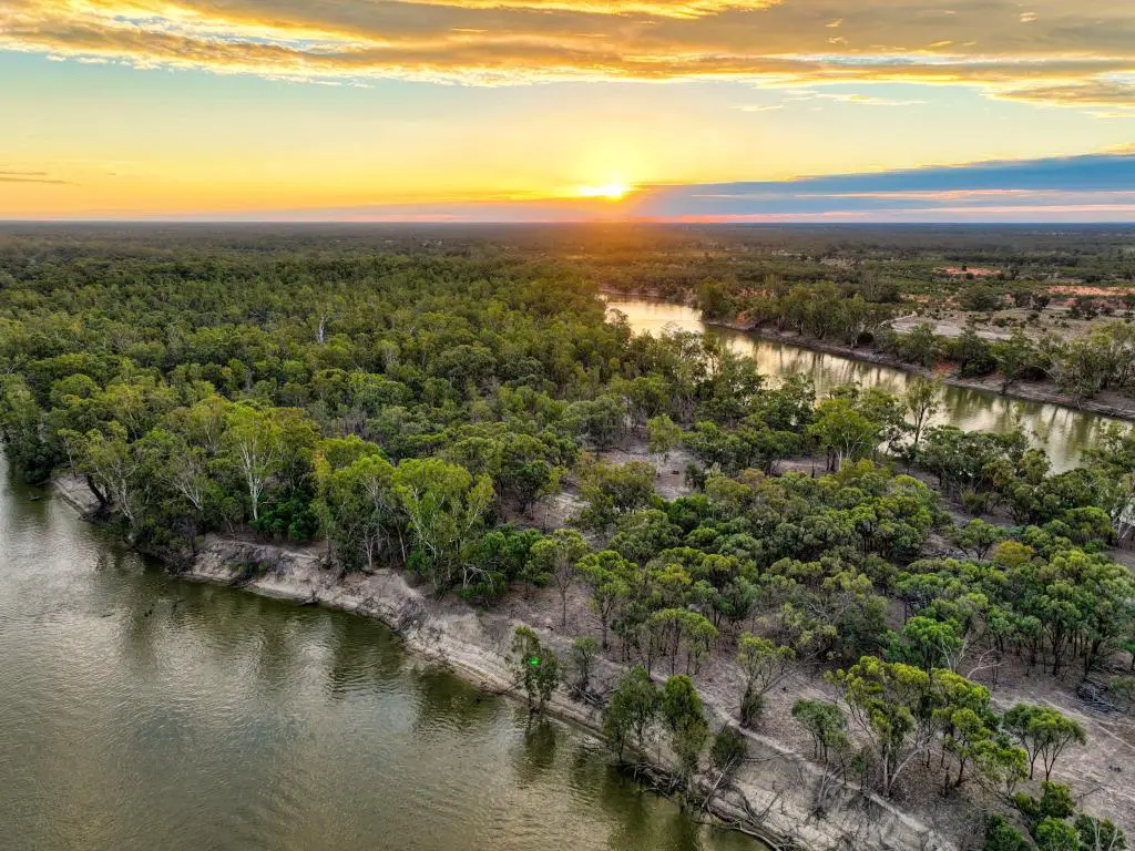 Parque Nacional Hattah Kulkyne, Victoria, Australia, con una hermosa puesta de sol con vistas al río y los árboles desde arriba.