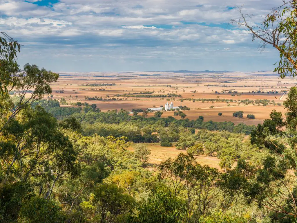 Parque Nacional Mount Remarkable, Australia con una vista alta desde el sendero Mount Remarkable Walking Trail con vistas al paisaje agrícola australiano en un día soleado.