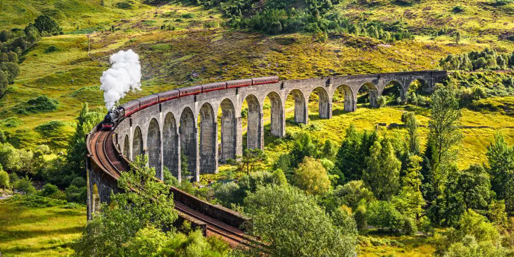 Un tren que pasa por el viaducto de Glenfinnan en Escocia 