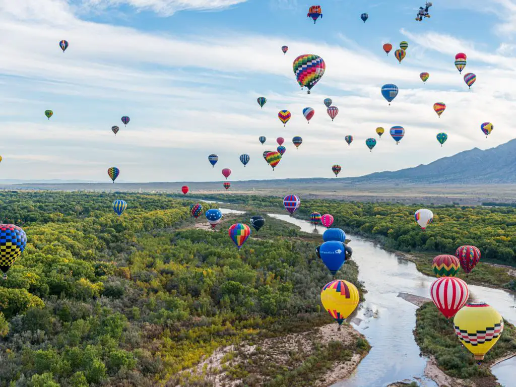Albuquerque, Nuevo México, EE.UU. tomada durante el vuelo en globo en la Fiesta Internacional del Globo de Albuquerque en Albuquerque por encima de un río y árboles.