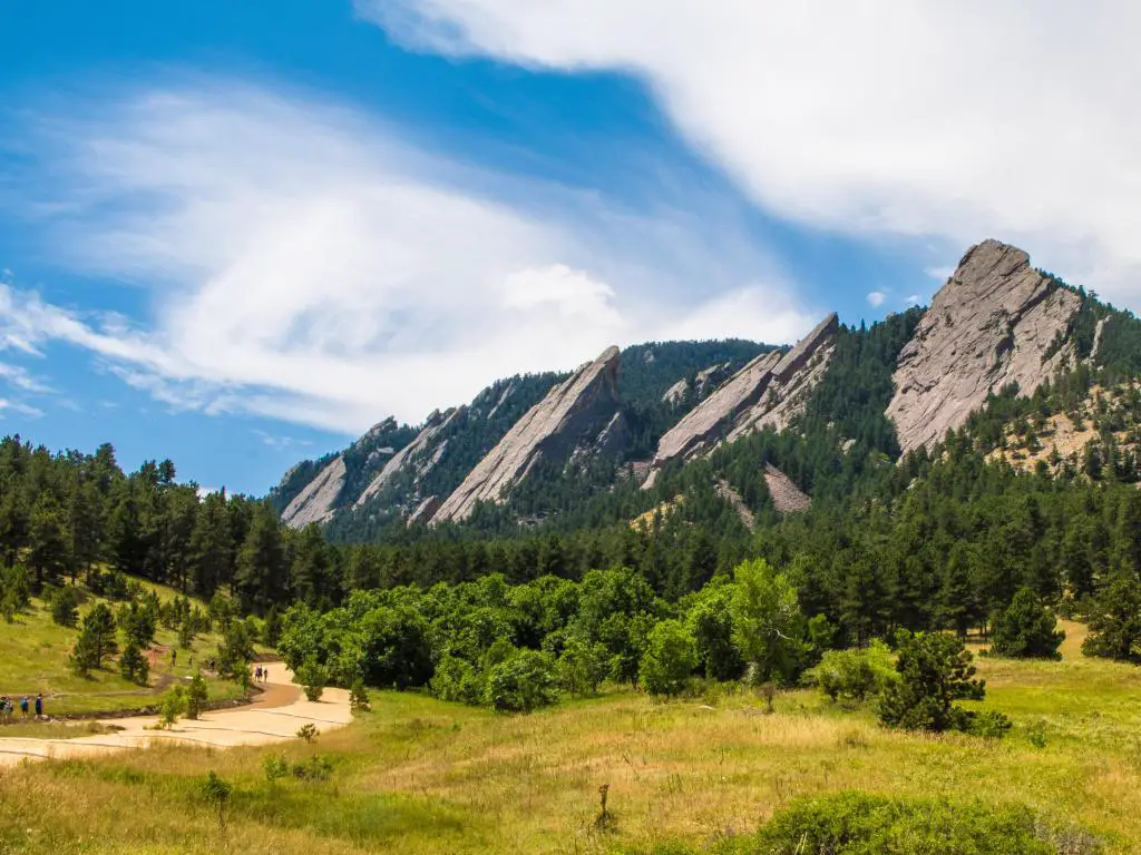 Boulder, Colorado, EE. UU., con un paisaje de Flatirons en verano con montañas a lo lejos.